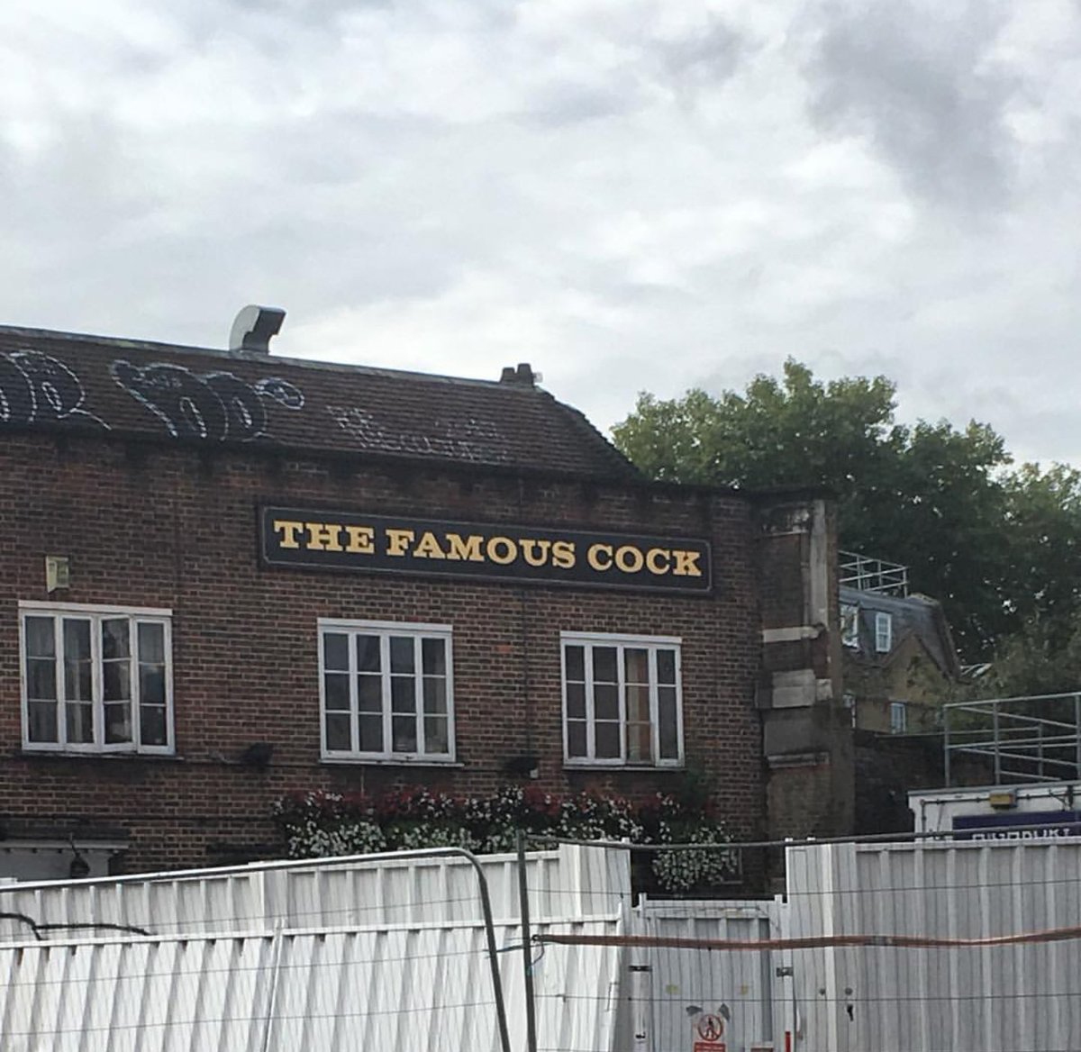 edugerbi's tweet photo. #TheFamousCock #tavern #UK solo a los ingleses se les ocurre. https://t.co/jxDIDTRzUh