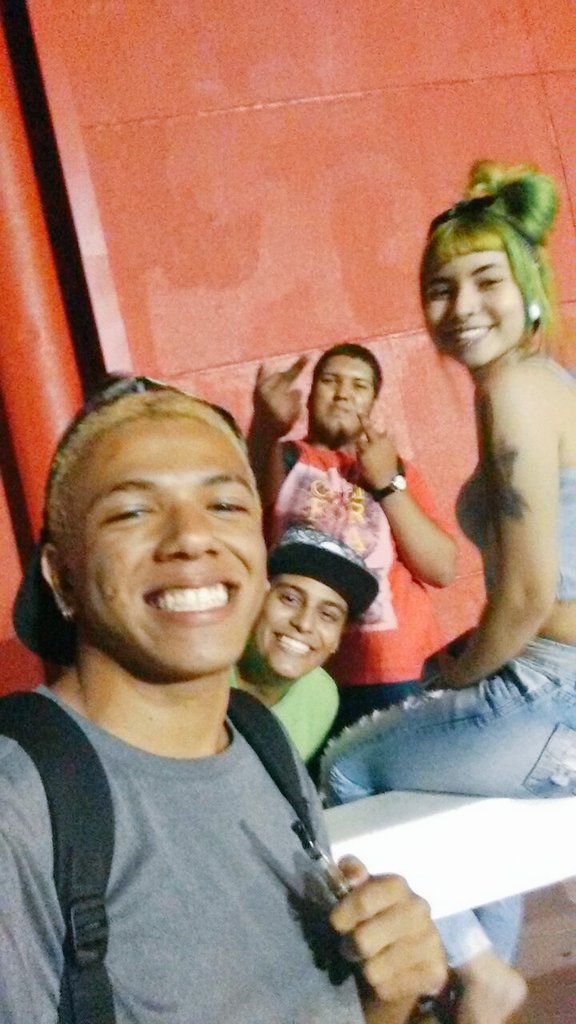 4h_46's tweet photo. Quarta também e dia de dropar um doce e fica louca ! @fbob01  amo você https://t.co/8agRbIj9bM