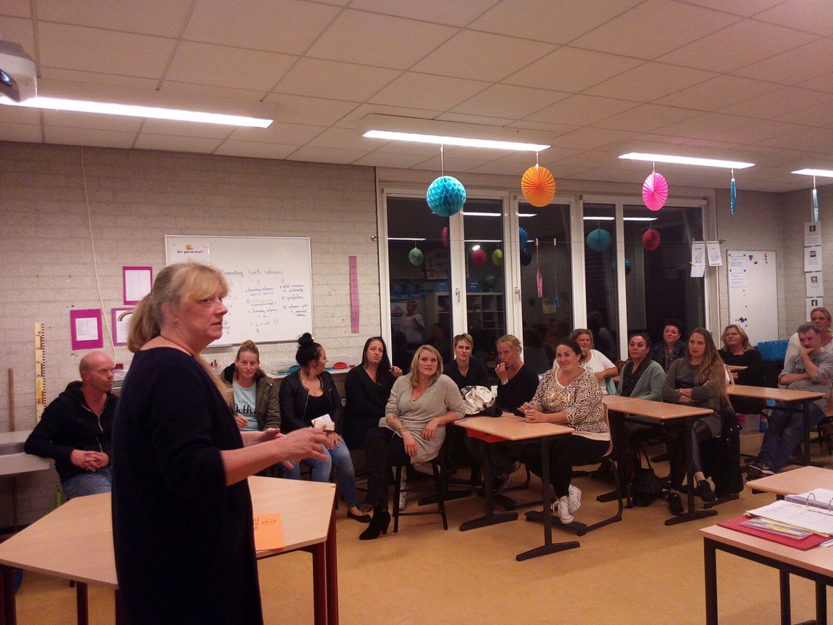 TinieSterenborg's tweet photo. De iPad mee naar huis? dan goede afspraken maken met kinderen en ouders over gebruik.
Ouderavond Master Sperkhem druk bezocht https://t.co/kxUsBixh6P