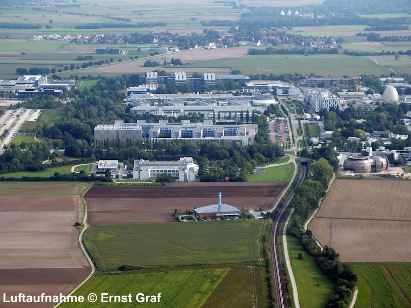 LRZ_DE's tweet photo. Unser LRZ von oben ;) Von innen zu bestaunen beim Tag der offenen Tür am #CampusGarching: https://t.co/MHOyFXUv1n #ForschungLive https://t.co/Gpj8LFfWI4