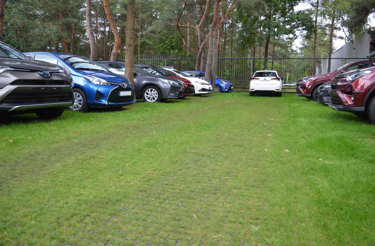 Ekologiczny parking wykonany przy użyciu kratek Stella Green. 
Chcielibyście żeby parkingi w miastach zamieniły się w takie zielone place? 🙂
