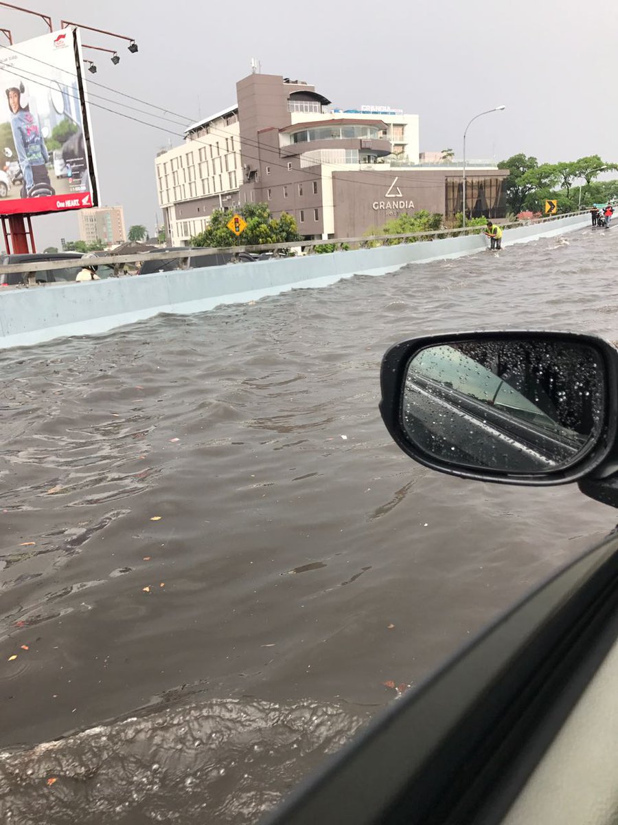 via <a href="/selamet_5DAMIS/">#AksiBelaIslam212 #Reuni212Monas</a> : Jalan Pasopati Bandung Cc: @DPUKotaBandung