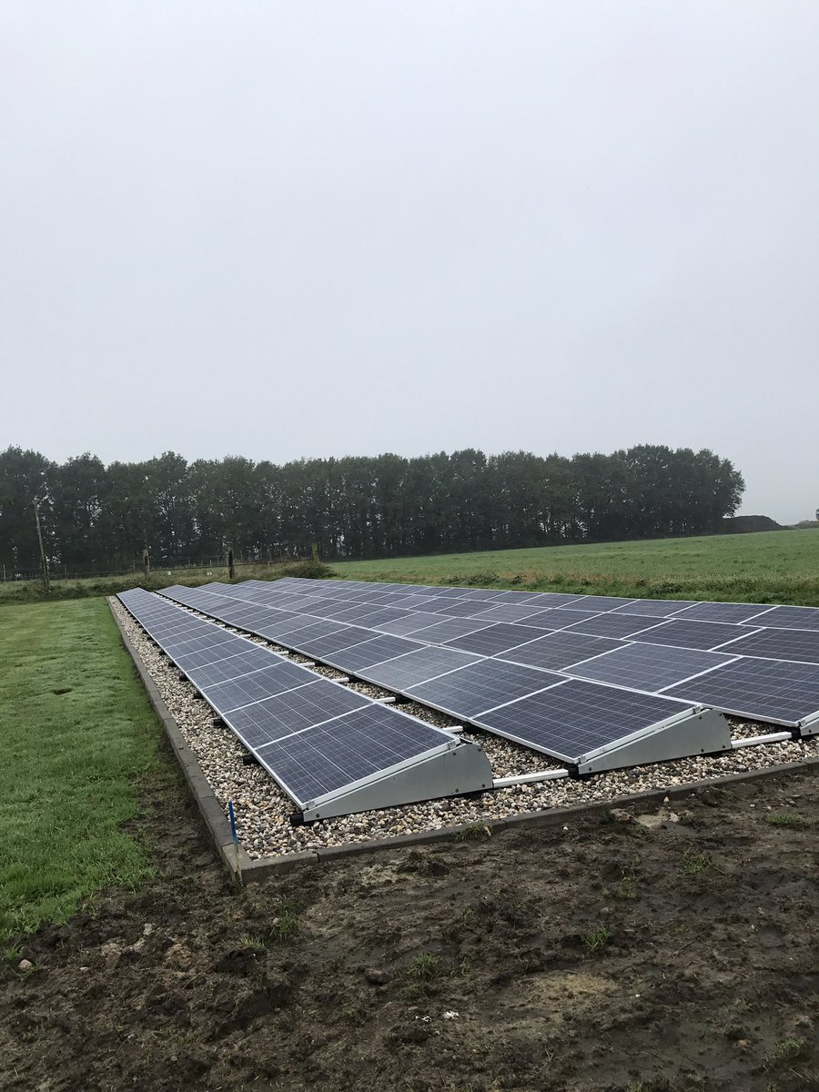 Mooi solarveld gemaakt door Solarnoord bij een Saksische boerderij in Borger .