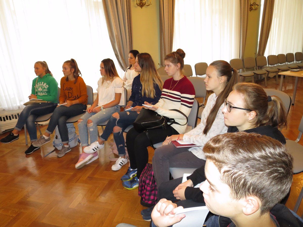 Atvērto durvju dienā <a href="/IZM_gov_lv/">Izglītības un zinātnes ministrija</a> jaunieši no Salaspils 2.vsk. uzzina par brīvprātīgo darbu, tiekas ar brīvprātīgajiem. #atvertodurvjudiena