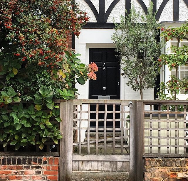 kcwc_womensclub's tweet photo. Brick, berries & #MockTudor style #architecture, #JubileePlace, #Chelsea. #ColorfulLondon #RBKC #lifestyle #LoveLondon https://t.co/kM9XFOMswU