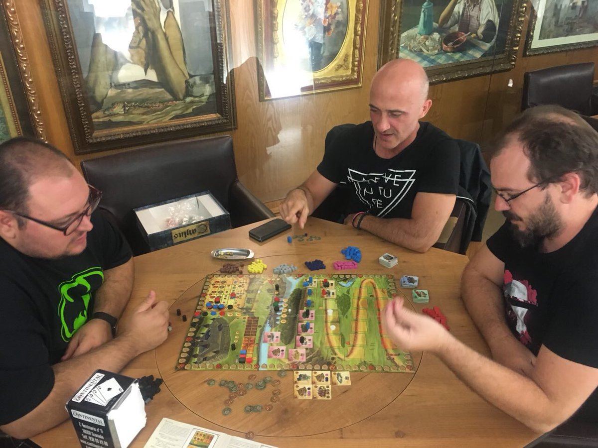 AlcazabaJuegos's tweet photo. Juevesdayy night a tope!! Nos falta la fotillo de la mesa del Dominant species, las glaciaciones es lo que tiene 😂😂😂 #Lisboa #DOOM #cailus https://t.co/KPnSdKJe4T
