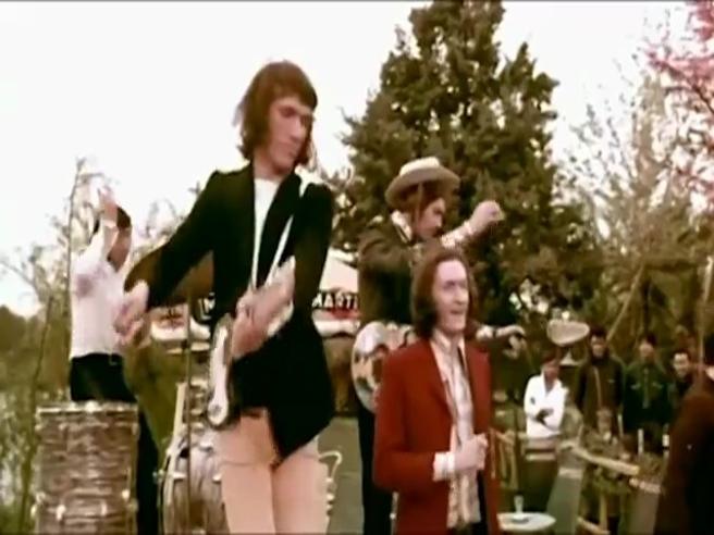 «Seduto in quel caffè...» Compie 50 anni  29 settembre di Lucio Battisti  csera.it/82f416d7cv