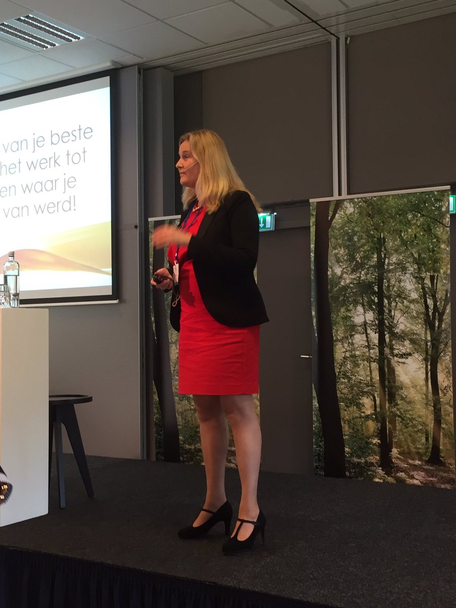 OKmanagers's tweet photo. When you laugh to yourself, you smile to the word!!  @BureauHappiness #nvlocongres2017 https://t.co/pkCelCogXg