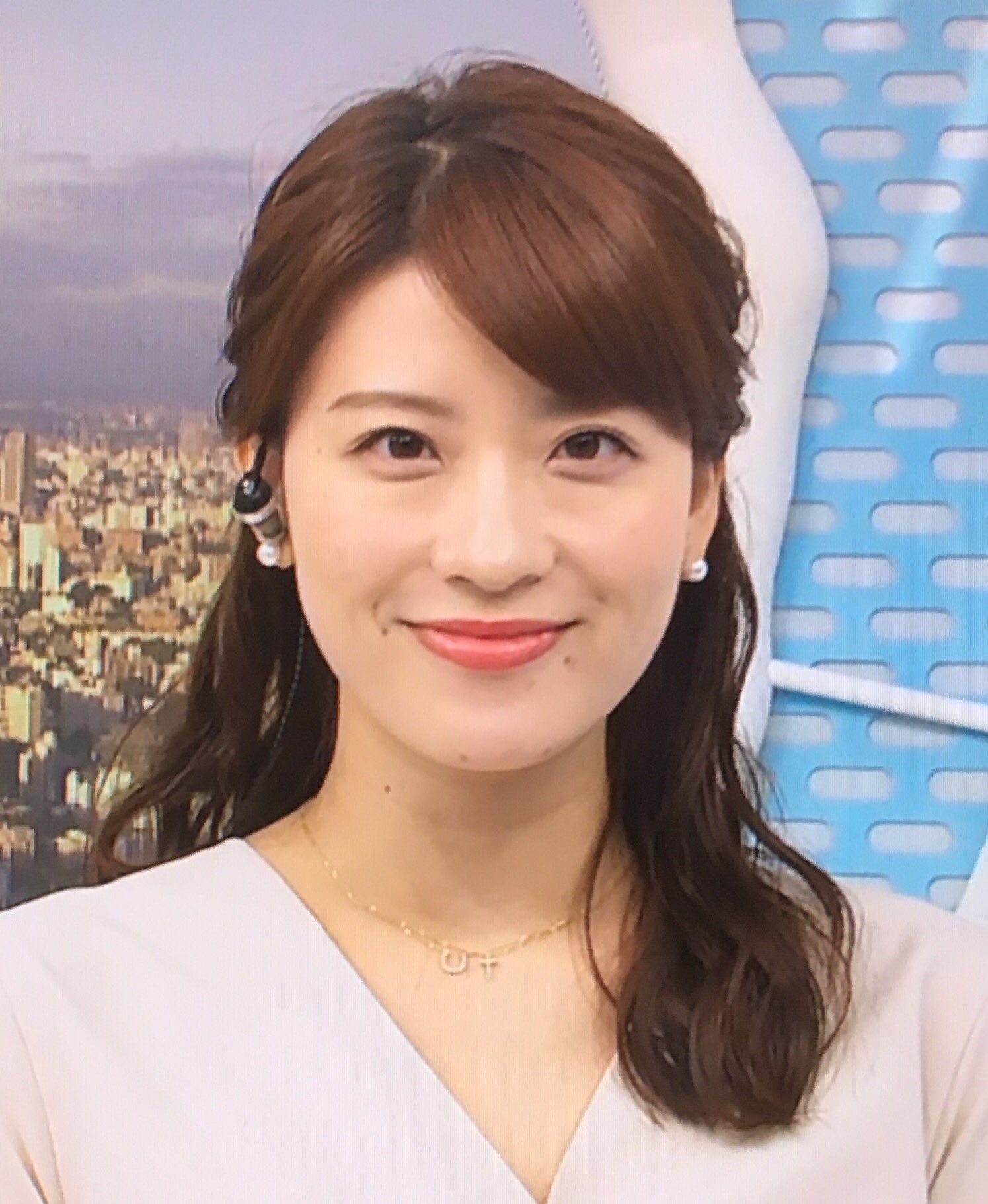 u*5様 日本テレビアナウンサー郡司恭子 直筆サイン入り色紙 日テレ・郡司恭子アナ、スタイル映えるシンプルコーデが「センス