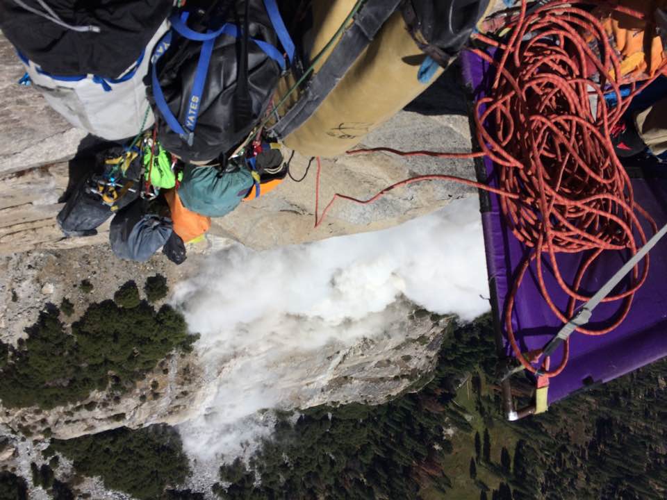 Dos días de grandes desprendimientos en El Capitan en #Yosemite, y un muerto  
desnivel.com/escalada-roca/…