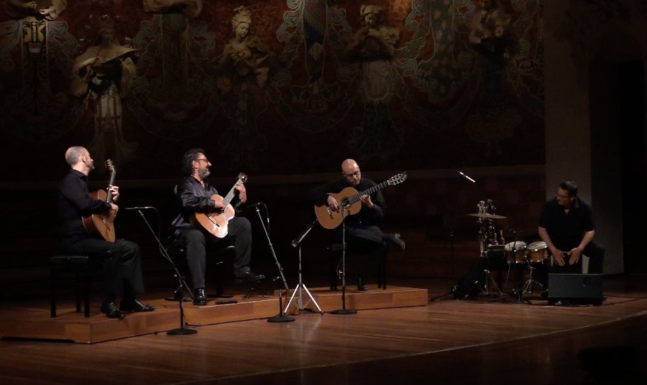 guitarrabcn's tweet photo. Members of Barcelona Guitar Trio on stage interpreting Chick Corea's "Spain" with the guitar maestro Aniello Desiderio #onlyinBarcelona https://t.co/grbnUG0tlB