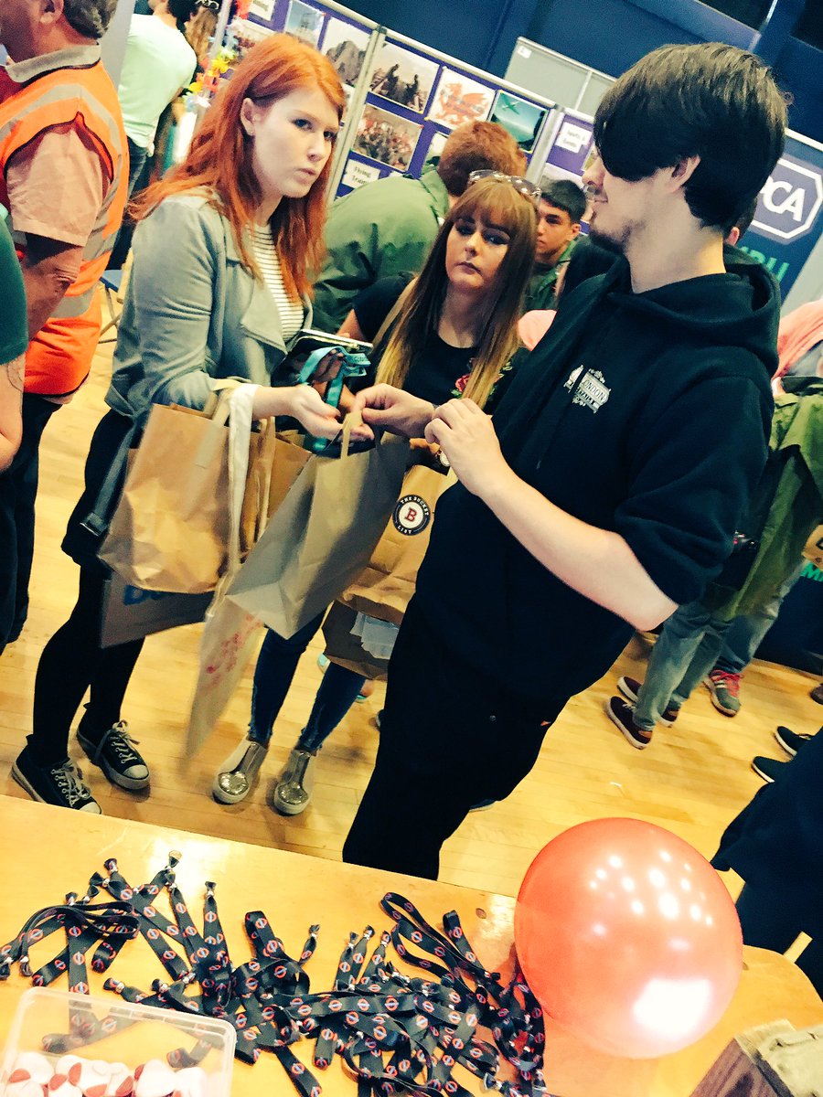 Students taking FULL advantage of the FREEBEES lillondon are offering today 👌🏼😍🙌🏼🍹🍾💃🏽#freshers #bigredbus #swanseamet #lillondon  #coctails