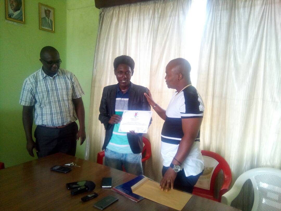 VoixPrince's tweet photo. Espoir Bwitonzi vient d'êtr primé par l'Union des Artistes pour l Changement en tant que meilleur journaliste culturel du mois de septembre https://t.co/FWYyg5kTBC