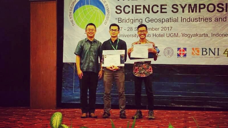 Selamat kepada mas Risky Yanuar S (ketua GSC 2017) sebagai Best Presenter Award Student Category at 5th Geoinformation Science Symposium