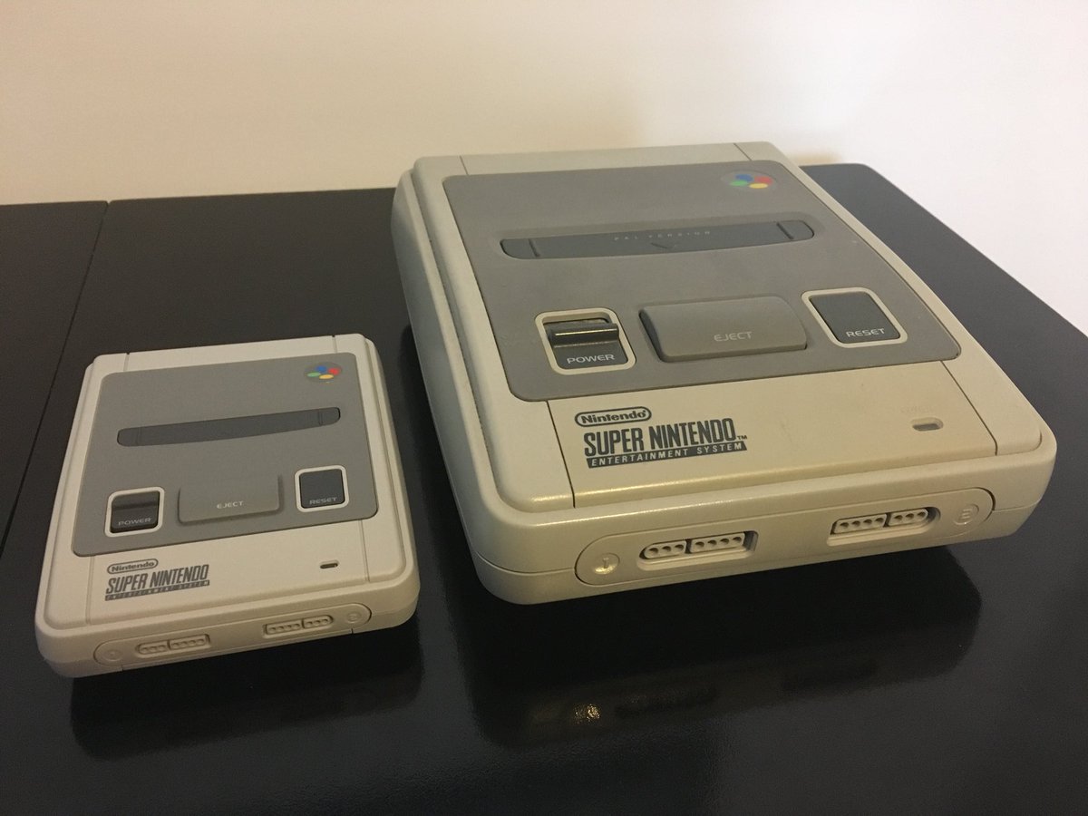 TheAvgGamer's tweet image. Turns out the SNES mini classic is not much bigger than the original SNES game cartridges #SnesMiniClassic #SNES
