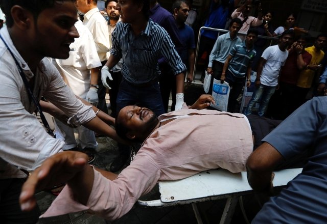 portalR7's tweet photo. Tumulto em estação de trem em Mumbai deixa ao menos 22 mortos https://t.co/KXRYjk63vK https://t.co/9d3nZdTHyr