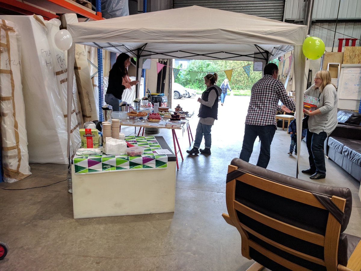 Tracks2000's tweet image. Our first few donors coming through the door #macmillancoffeemorning2017