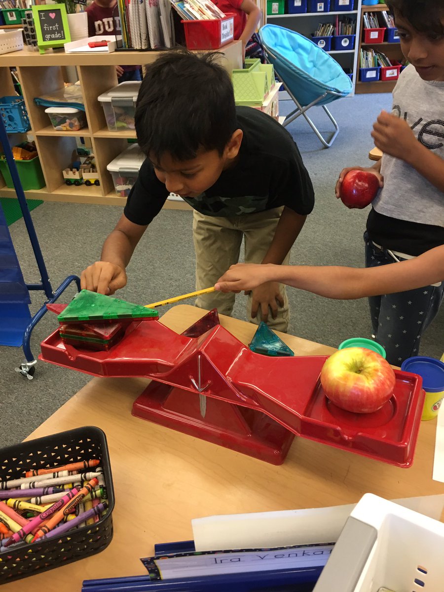 MrsFrankesClass's tweet photo. Yesterday students were apple investigators! They explored weight &amp; circumference &amp; learned words like orchard, seed chamber,pip &amp; dormant. https://t.co/RvTfoLywx2