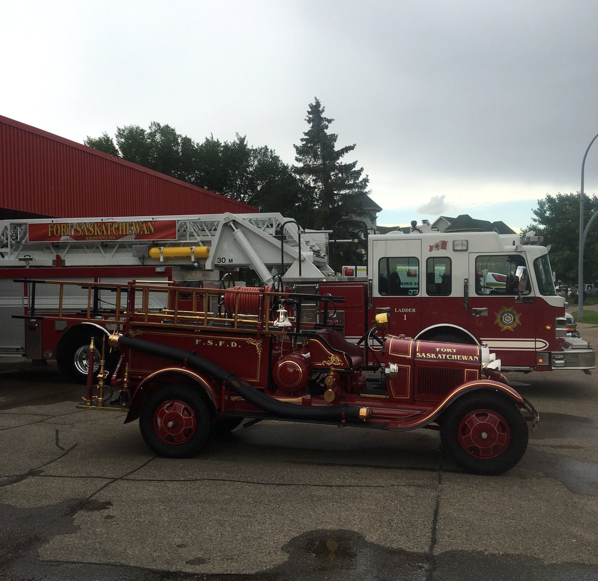 bheesing's tweet image. #FortSaskFD now recruiting #firefighting #teamwork #training #commitment @CityFortSask Jobs |  fortsask.ca/Home/Component…