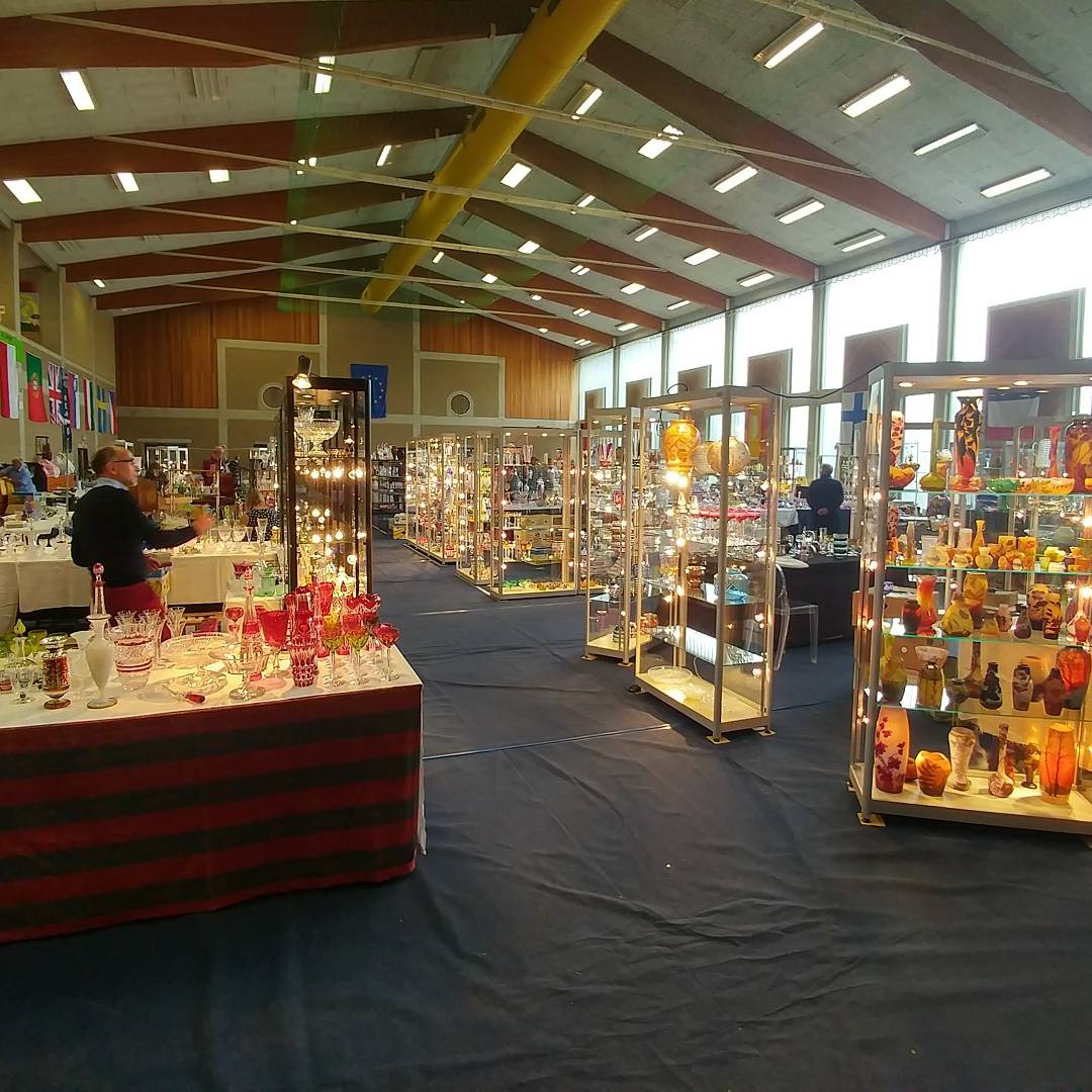 MiemaGlasswork's tweet photo. Never seen so much glassware at once. Feel like bringing my 3 years old son with his football... 😈 #fragile #glassware #beware #foireduverre https://t.co/iQTQDc2SjH