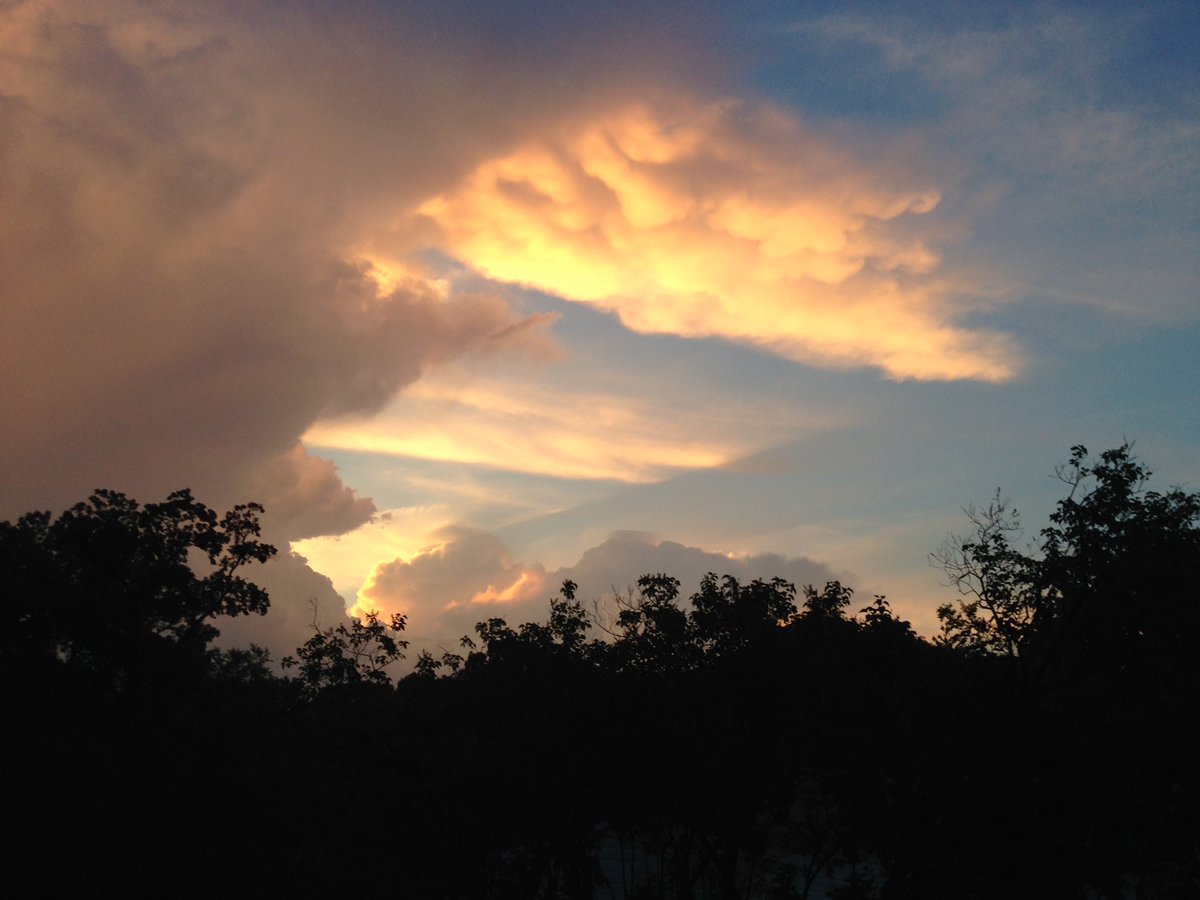 rrhans01's tweet photo. #mamweather In our own backyard. Iowa https://t.co/8jrR2wdv1t