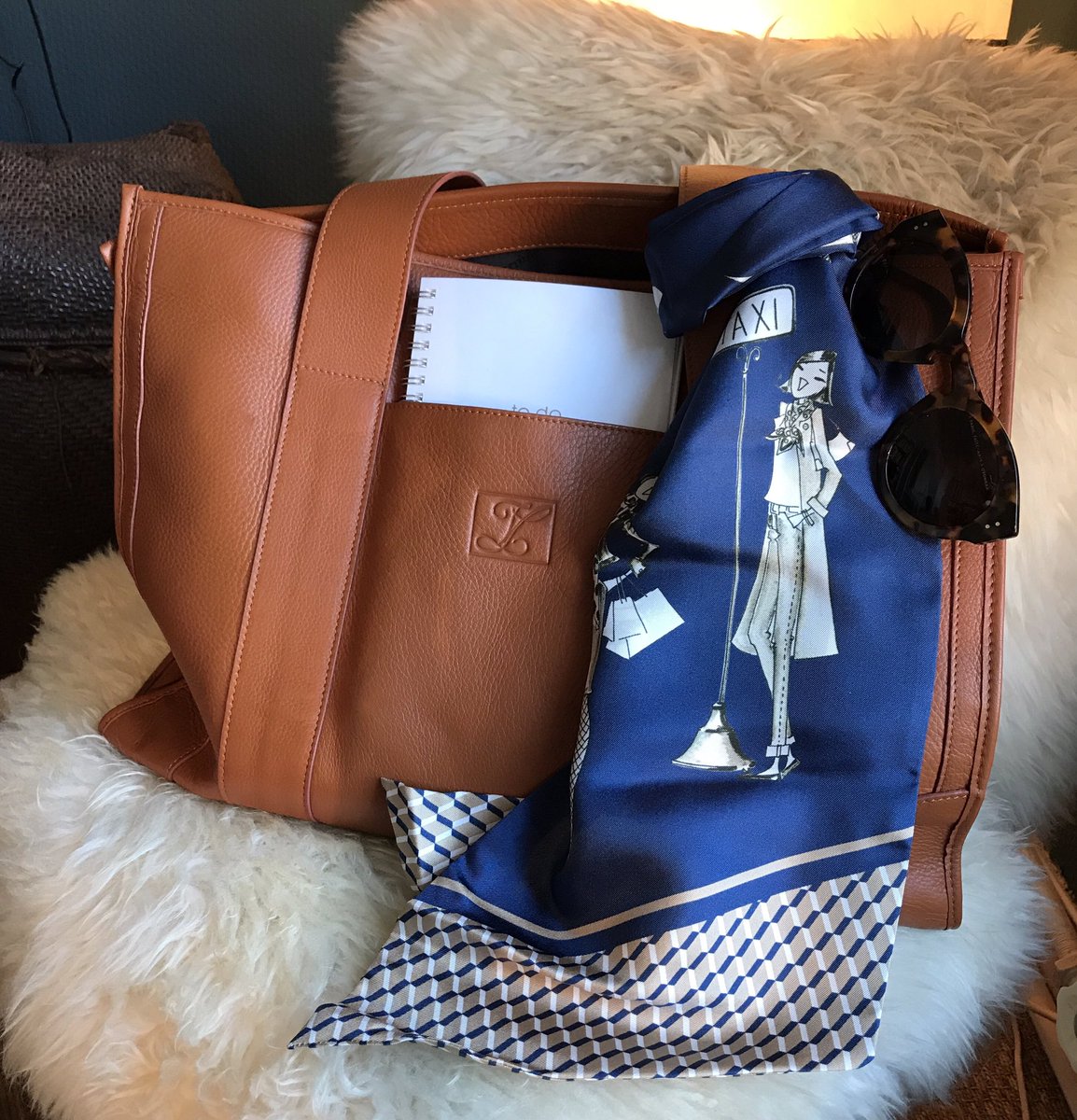 Je peux pas 
J'ai FASHION WEEK ! 😉😎
#isabellefregevuclaracq #vlcarredesoie #silkscarf #leather #illustration #design