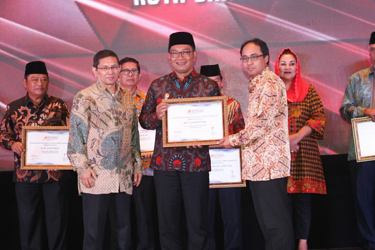 Kota BDG borong 5 award ragam kategori &amp; sbg kota terbaik Indonesia dari Majalah Tempo &amp; Frontier Consulting. Nuhun utk teamwork pemkot BDG.