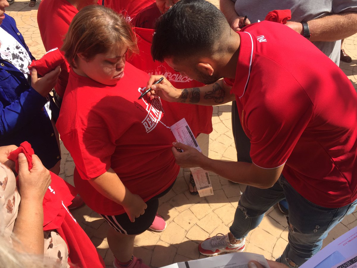 realmurciacfsad's tweet photo. #SocialRMU | La alumnos de la asociación @APrometeo7 reciben sus camisetas y entradas para animar al Real Murcia. https://t.co/i3VpPzMUuO