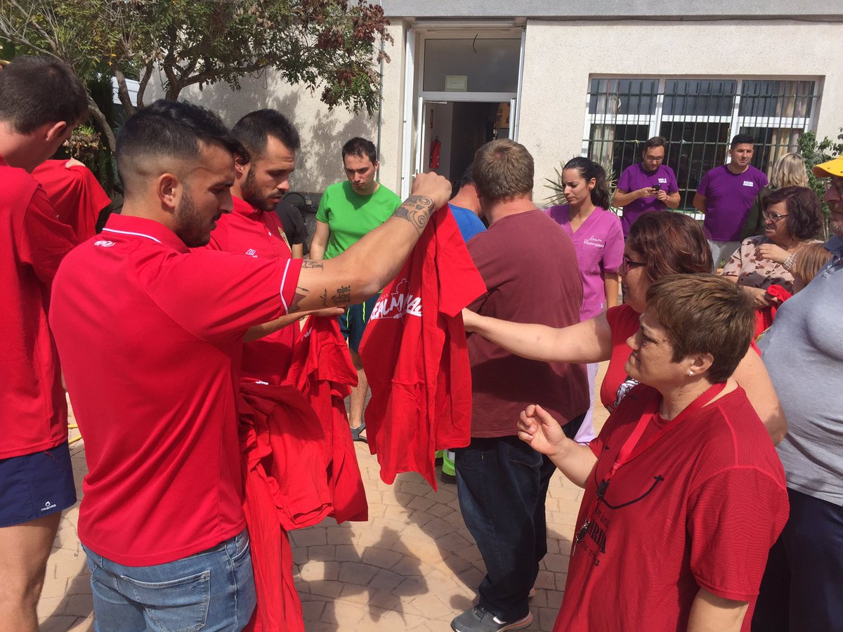 realmurciacfsad's tweet photo. #SocialRMU | La alumnos de la asociación @APrometeo7 reciben sus camisetas y entradas para animar al Real Murcia. https://t.co/i3VpPzMUuO