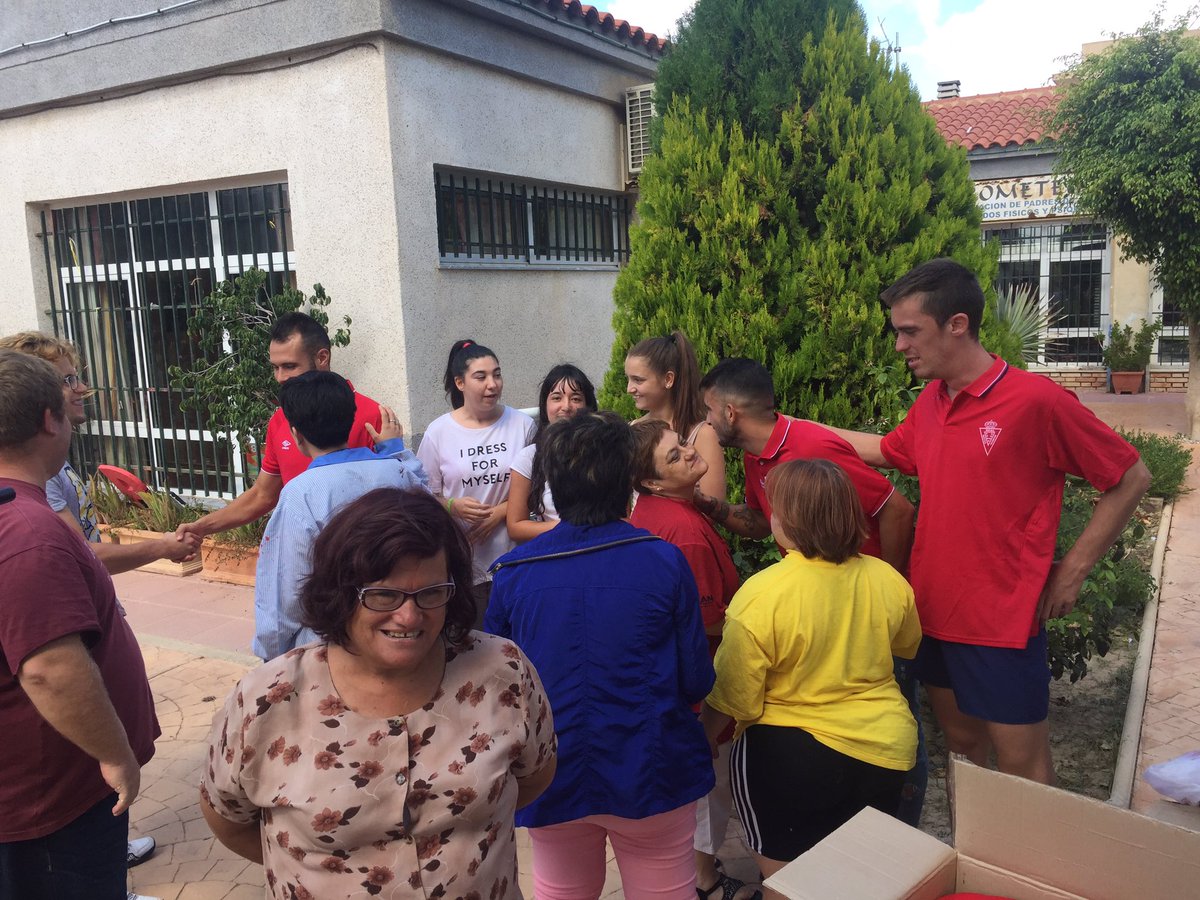 realmurciacfsad's tweet photo. #SocialRMU | La alumnos de la asociación @APrometeo7 reciben sus camisetas y entradas para animar al Real Murcia. https://t.co/i3VpPzMUuO