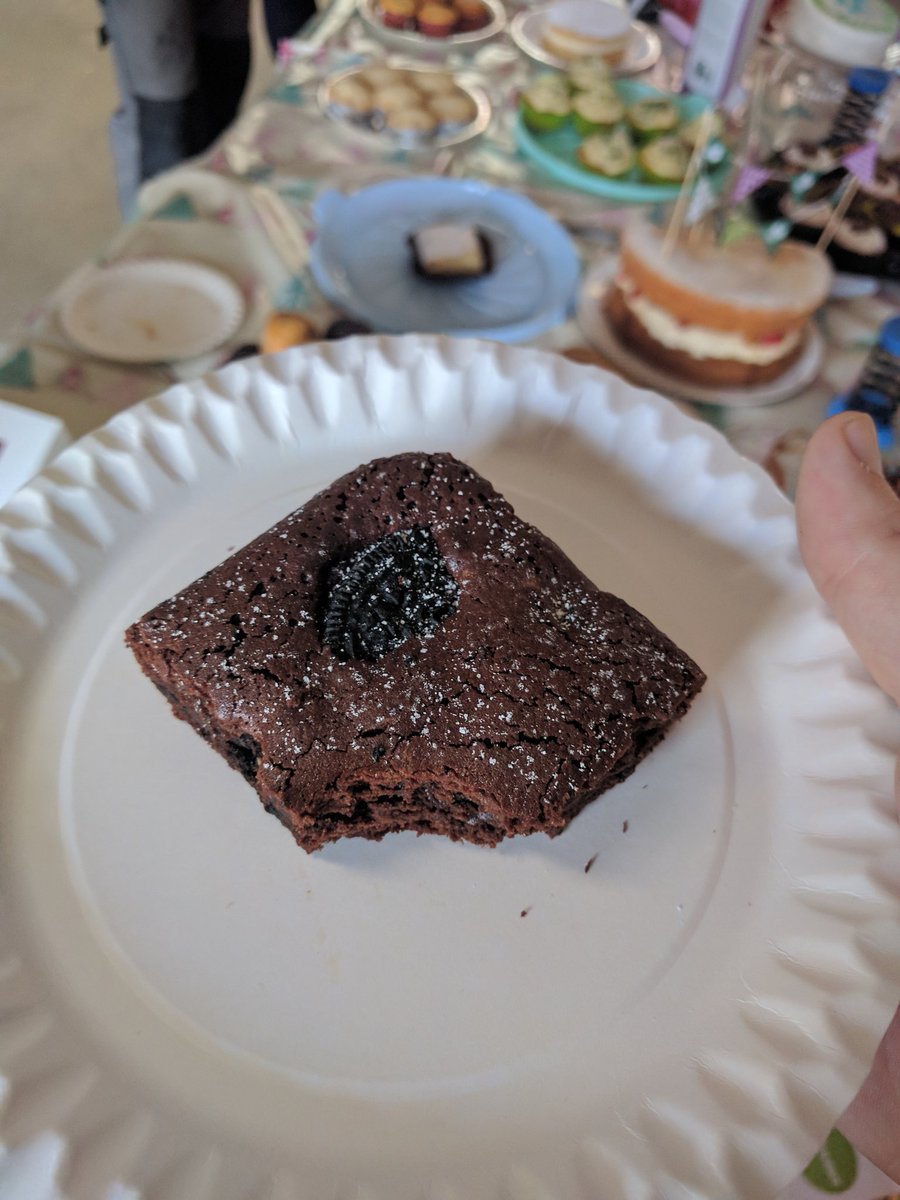 Tracks2000's tweet image. This Oreo brownies is worth the £5 text donation alone! Anyone can make a donation using the code JAM PHU6 #macmillancoffeemorning2017