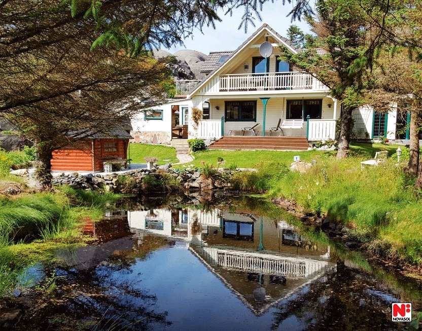 Bijzondere natuur ontdek je in #Noorwegen. Dit schitterende vakantiehuis ligt aan een baai met uitzicht op zee. bit.ly/2wnHgPP