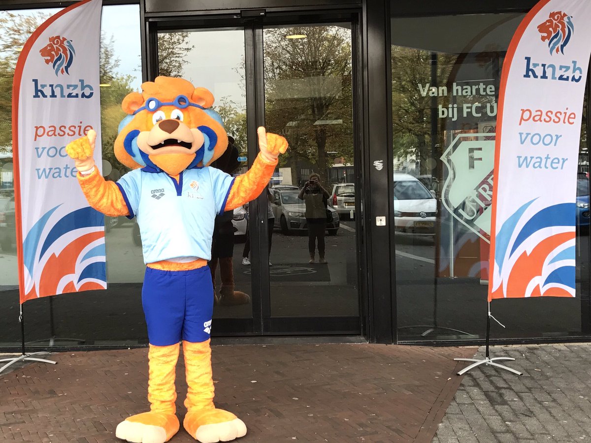 KNZBned's tweet photo. Swimba verwelkomt de gasten van KNZB congres, de deelnemers stromen binnen. #knzb2017 https://t.co/Yma6PbWJqd