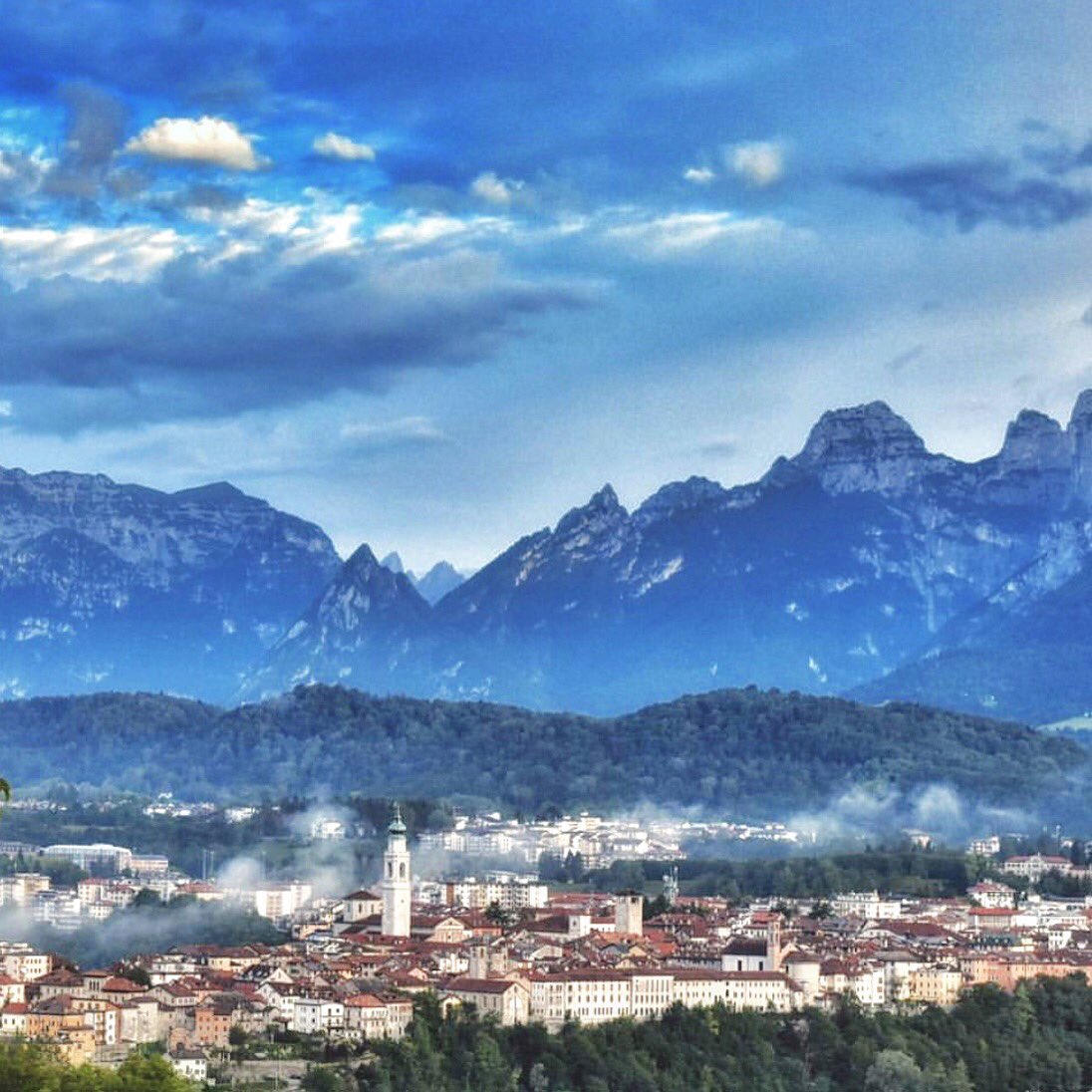📍Un paesaggio fiabesco attorno a #Belluno, con il panorama che spazia dal fiume #Piave fino alle montagne.

foto instagram: adagostino76