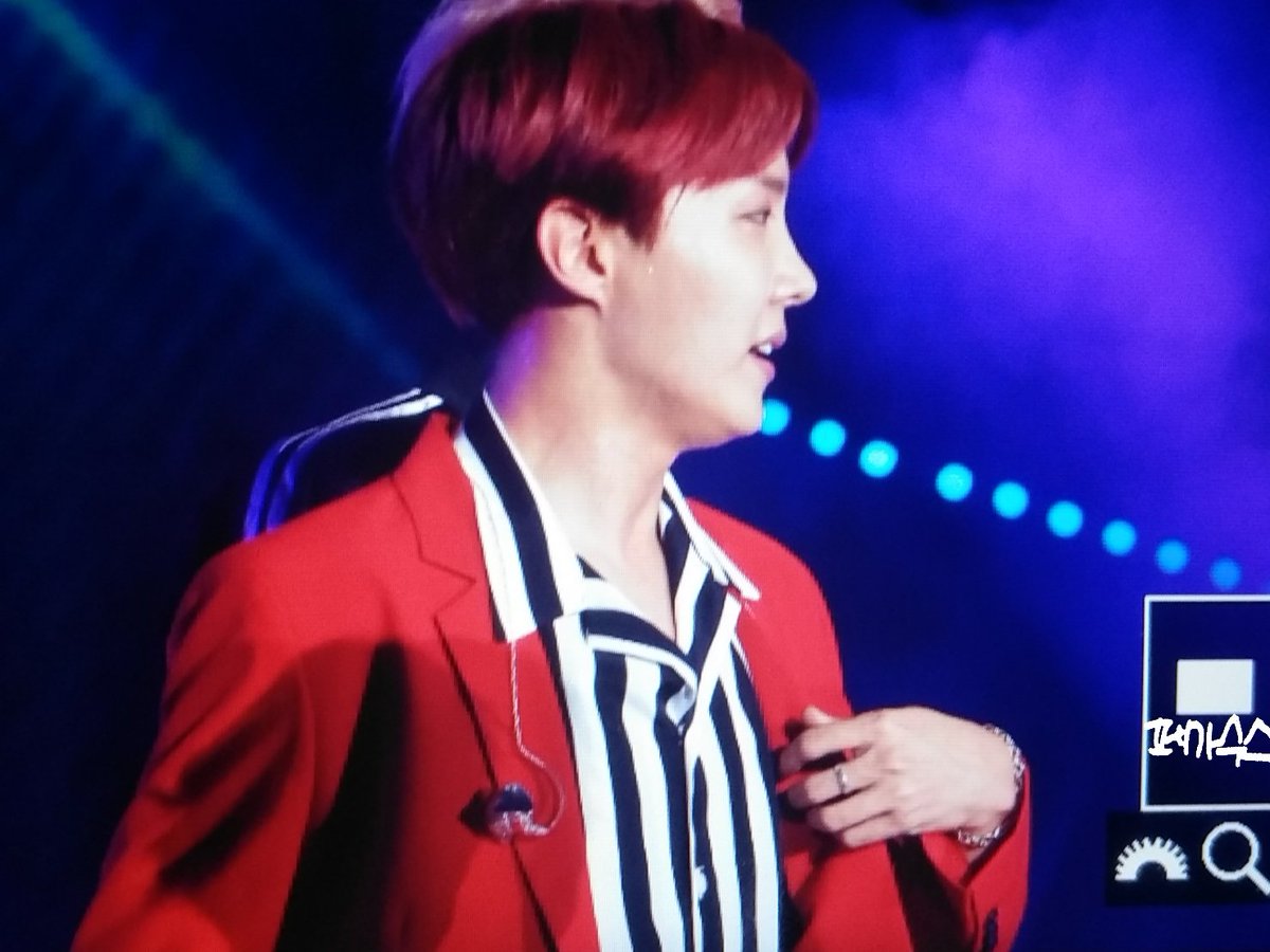 hoseokxpictures's tweet photo. #KWF2017 https://t.co/9fKvN6w0fv