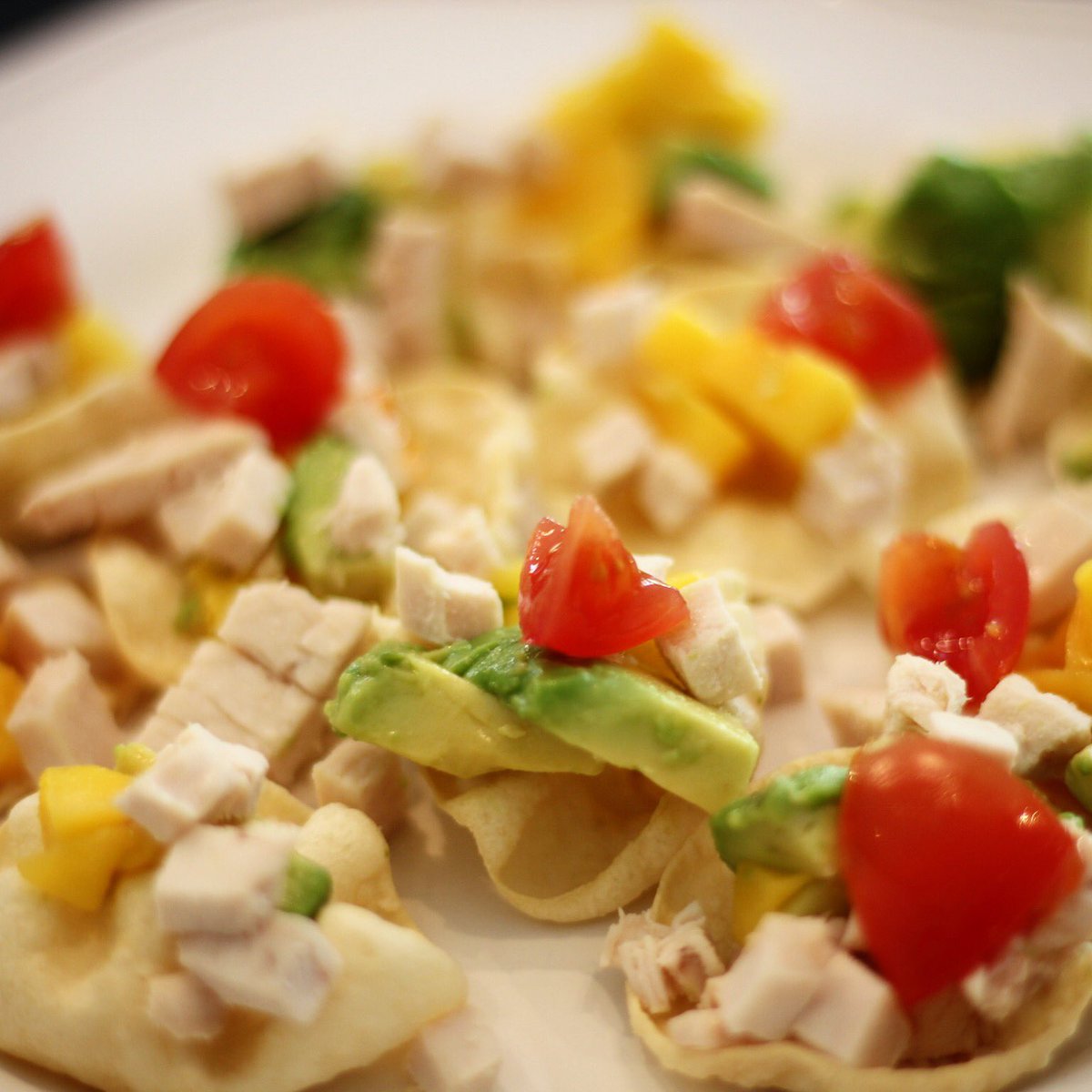 #healthykidspartyfood Popadoms with #avocado #chicken #tomato #mango #cookwithkids 👨‍🍳