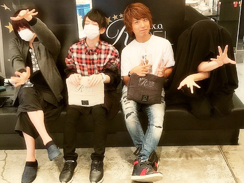 VAICE_KAZU's tweet photo. うらさかまふくん
さかたんは安定の赤髪✨
うらたんは久々のカラーチェンジしてダークアッシュに🎶
まふくんらしき人はめっちゃ良い感じにしたので近々お楽しみに😆
そして写メを撮ったら謎の魔道士2体と早めのバルスを喰らったうらたんが写ってました！！ https://t.co/OjgtJdHa2g