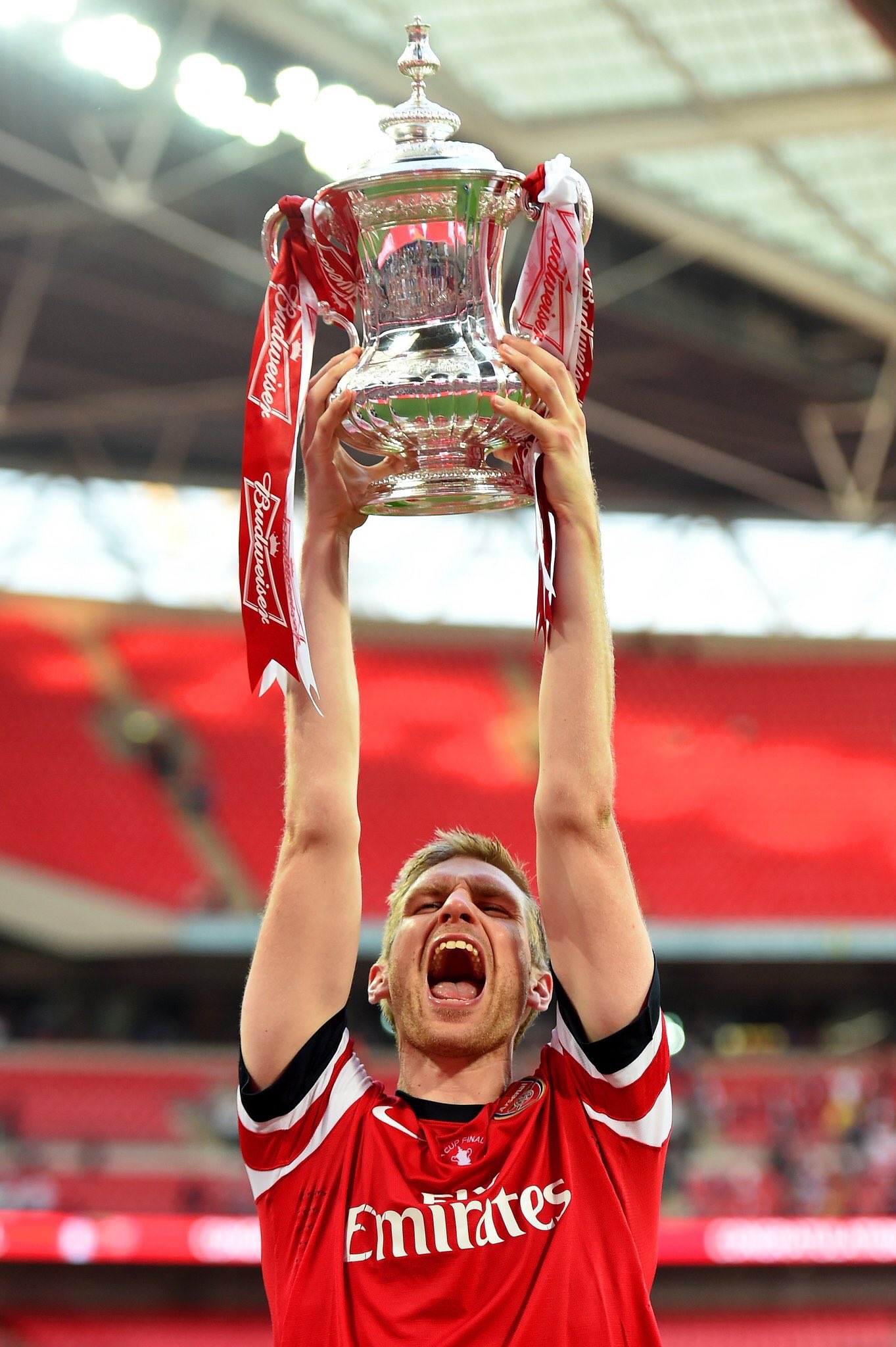 33 years old 213 appearances   8 goals  3 assists  Happy birthday to our captain, Per Mertesacker! 