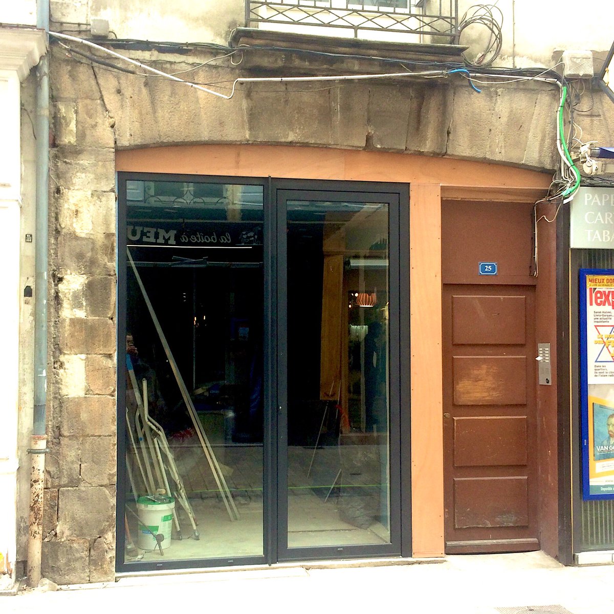 Cocoricool's tweet image. Et hop, notre nouvelle vitrine est installée 👍 Ça se concrétise 😎 #SacrésFrançais ! débarque rue des Carmes #MadeInFrance #Nantes