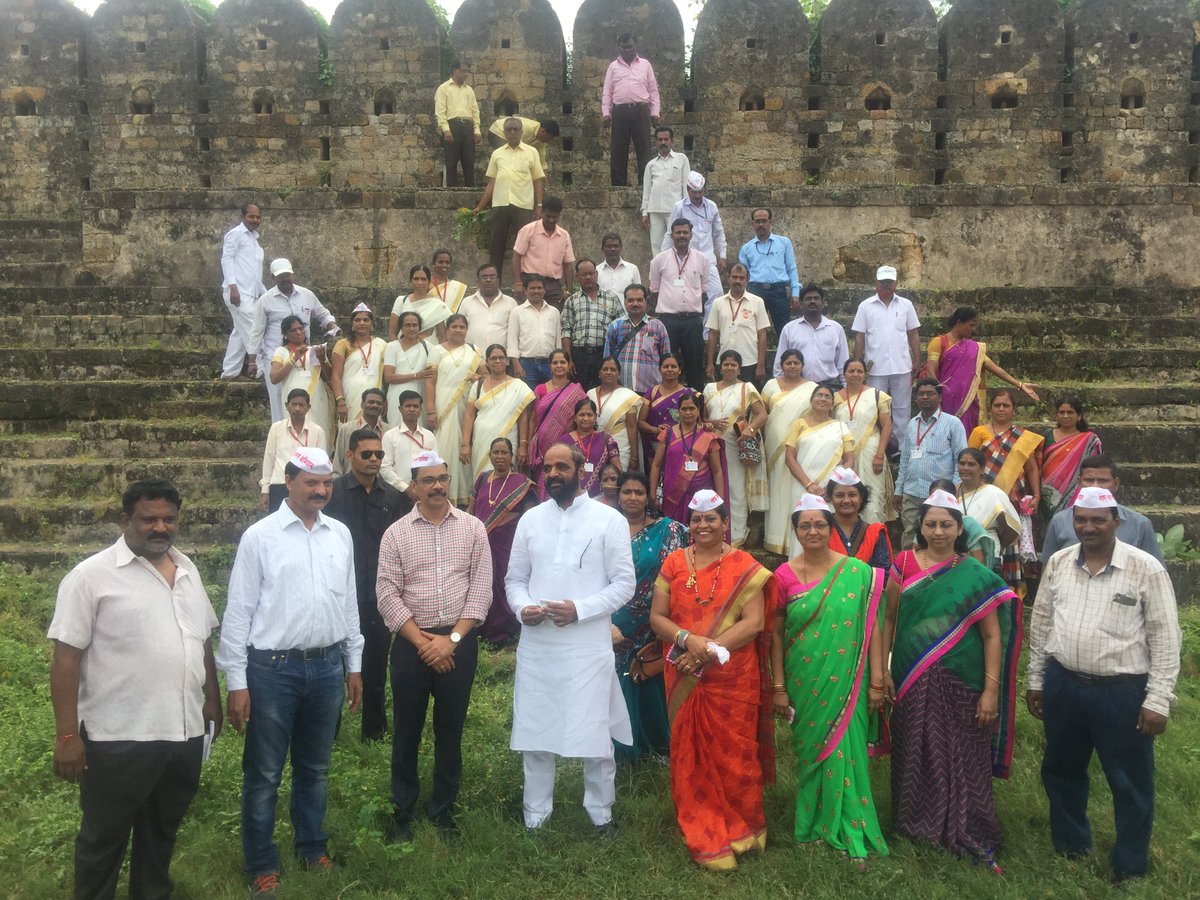 ahir_hansraj's tweet photo. Participated in #SwachhataHiSeva cleanliness drive in #Chandrapur (Maharashtra) by cleaning the historical monuments. Amazing support ! https://t.co/gGWboGawYz