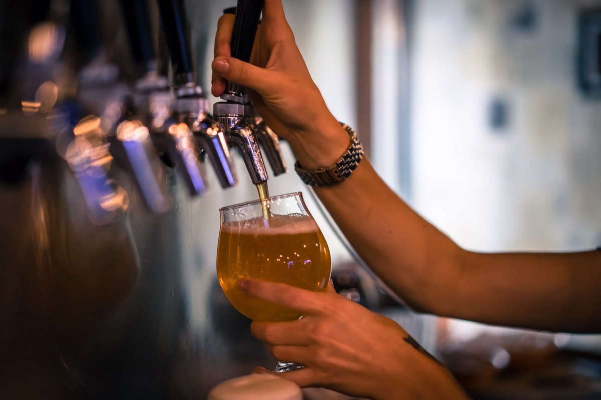 Saliendo del #trabajo .
Por fin ya es #beer -nes. Chic@s, las #cervezas ya nos están esperando.
#Thirsty #afterwork #amigos 🍻🍻