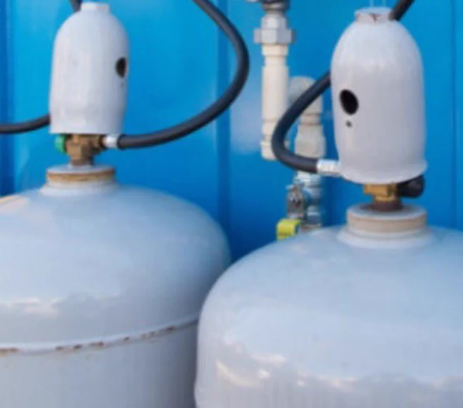 なぜか一致して見えるwwラピュタに出てくるロボットとガスボンベの上が似てるww