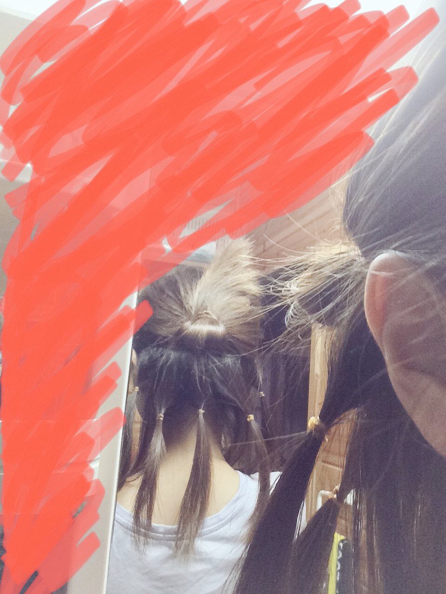 いまむ A Twitter なんとなーく今の髪色に飽きたので久々にインナーカラー しようとセルフでブリーチしてます 全体をハーフアップにして内側の毛を染めます さりげなくくらいが良いので テキトーな量をゴムで留めて メッシュっぽくなるようブリーチ剤を塗る ラップ