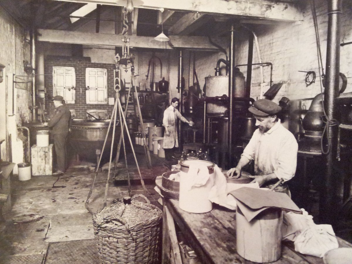 ApothecariesLDN's tweet photo. Did you know we used to have a lab in our building? #history #makingmedicine #medicine https://t.co/nMGLlm3zmN