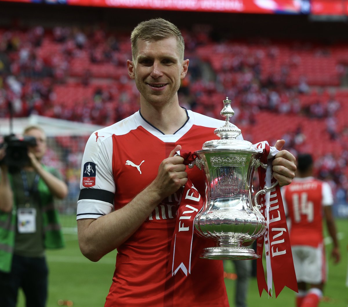 Happy 33rd birthday to Per Mertesacker.

512 Apps  104 caps  3 FA Cups 1 DFB-Pokal 1 World Cup  