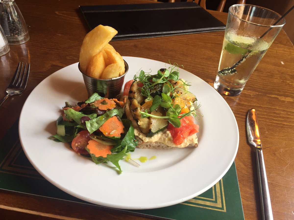 Oh I've missed <a href="/leevintin/">Lee Vintin</a> - enjoying this lunch at a sunny #ChequersInn, Froggatt <a href="/ChequeredChef/">Chequered chef</a>