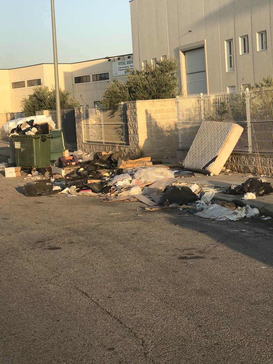 JRiCasta's tweet photo. Y ya van dos meses si recoger la basura. ¿Habrá que dejarla en la puerta de @Aytodealgete para que hagan su trabajo? #algete https://t.co/110xSdcn6b