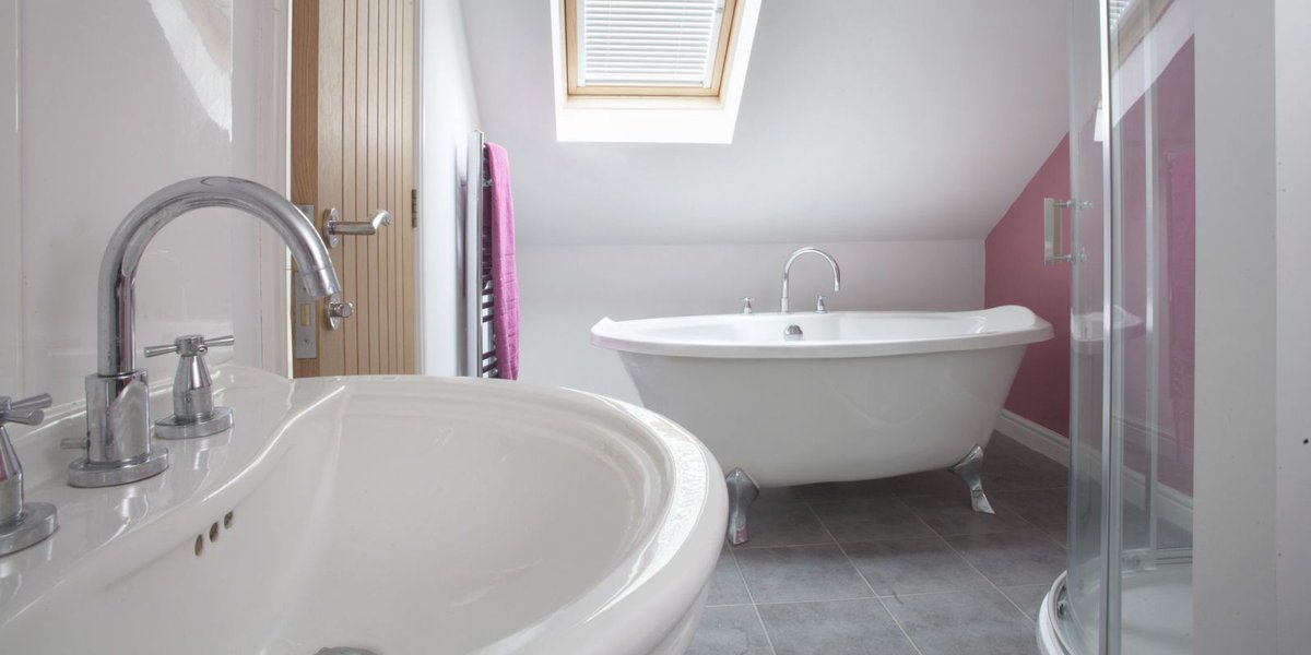 HB's tweet photo. 7 things people with spotless bathrooms do every single day https://t.co/gFOHsUyMT0 https://t.co/ooRTSWXleT