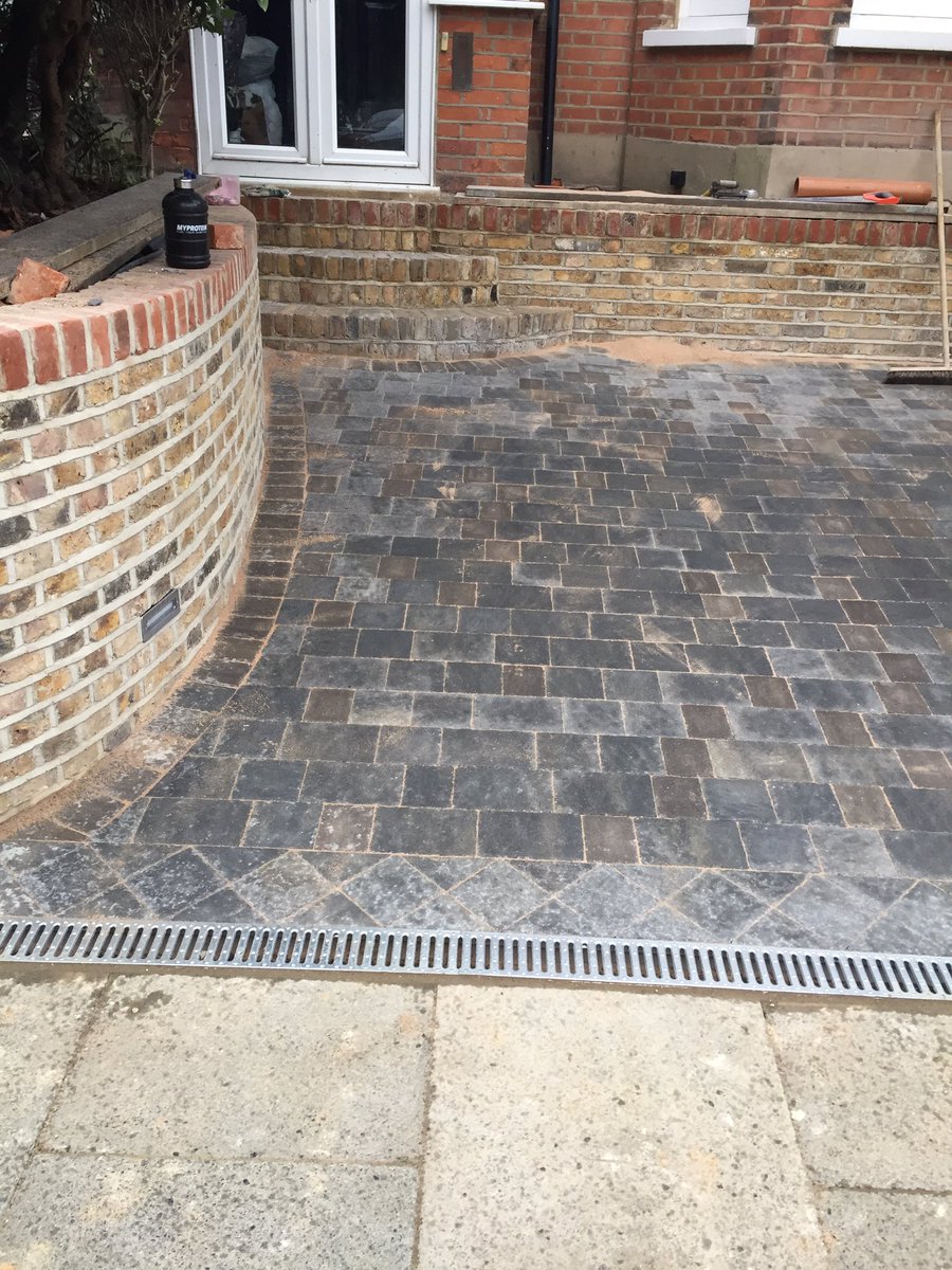 TarmakAdam's tweet photo. #blockpave #tegula #diamonddrives https://t.co/eZinLMs2s8