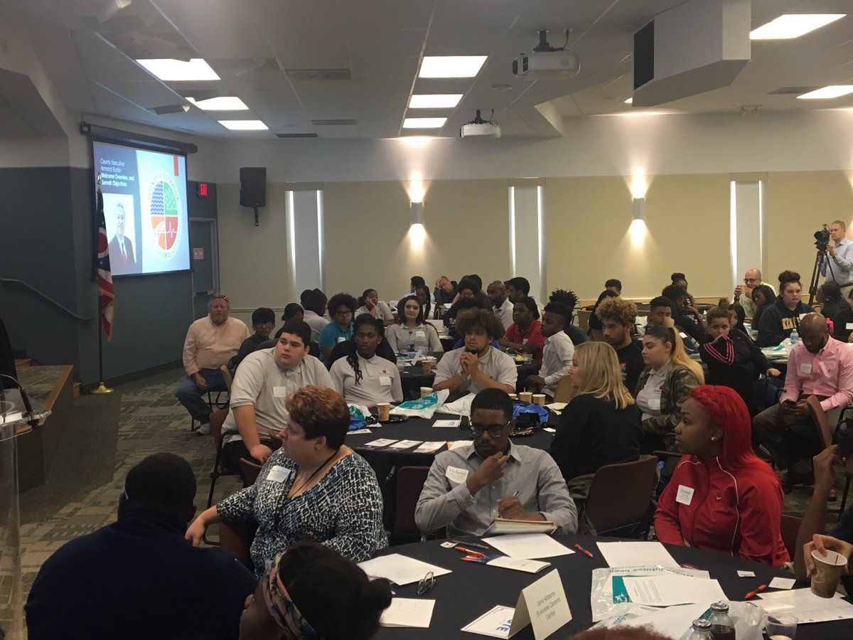 CLEMetroSchools's tweet photo. Cleveland Mayor Frank Jackson &amp; County Executive Armond Budish welcome a dozen CMSD schools to the Your Voice Matters Youth Summit #YVM2017 https://t.co/YqrrlAtTAz
